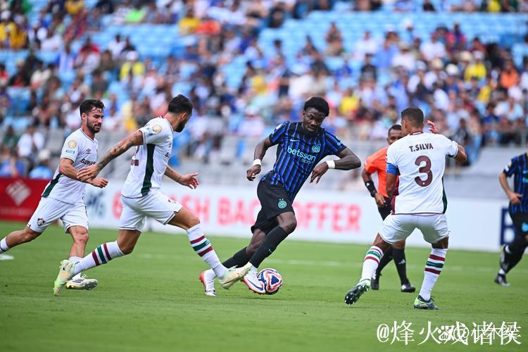 国米与热那亚球迷赛前发生冲突，警方紧急封锁现场交通