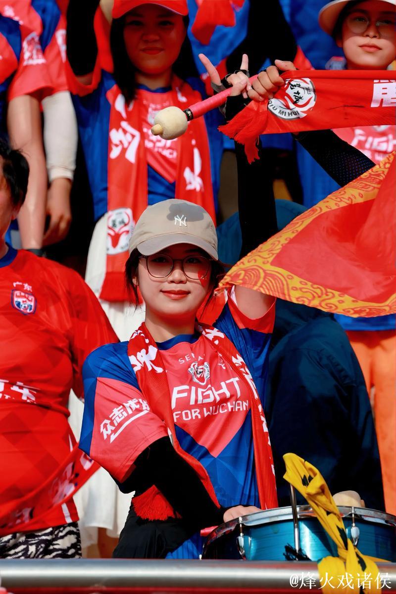 吴川球迷激情点燃省超决赛次现场 吴川球迷激情点燃省超决赛次现场