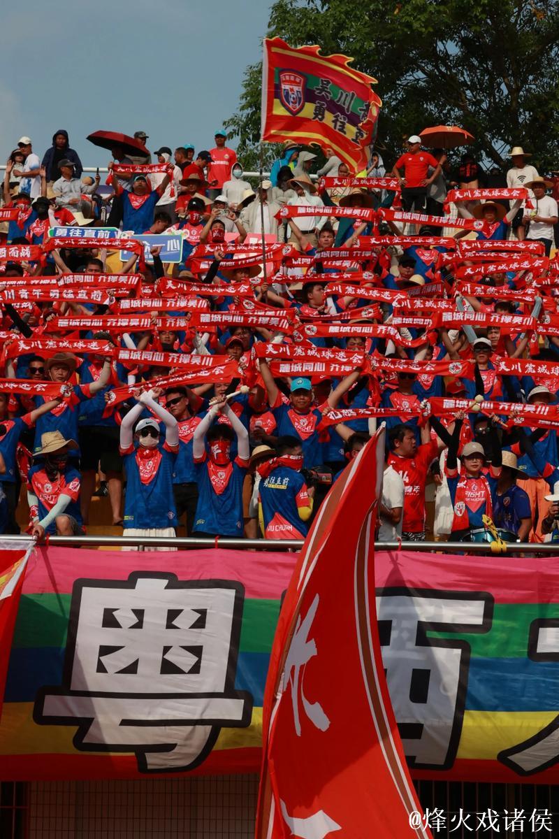 吴川球迷激情点燃省超决赛次现场 吴川球迷激情点燃省超决赛次现场
